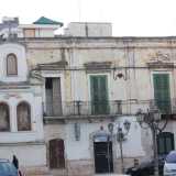 L'ottocentesco palazzo Trulli, simbolo del centro storico di Triggiano: l'edificio versa in stato di abbandono e i suoi storici ipogei giacciono in un mare di rifiuti